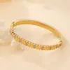 Pulsera Geométrica Retro Rayada con Incrustaciones de Diamantes de Acero de Titanio de Venta Caliente Europea y Americana para Mujer Oro 18K Sin Decoloración Joyería de Alta Gama al por Mayor