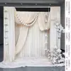 Suprimentos para Decoração de Quarto Nupcial de Casamento Estilo Romântico Simples Cortinas de Tecido Branco Decorações com Flores Artificiais para Fundo de Casamento ao Ar Livre Roupão de Manhã
