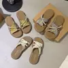Sandalias de playa versátiles tipo slip-on bordadas para combinar con faldas, chanclas de plataforma gruesa con perlas, modelo nuevo 2025