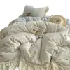 Juego de falda de cama estilo princesa de invierno para bebés y niños pequeños, grado A, bordado y engrosado de terciopelo de leche, con ribete de encaje, disponible en juego de cuatro piezas o juego de tres piezas en color crema