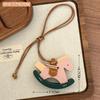 Colgante de Caballo Mecedora de Cuero Vintage Lindo Adorno Colgante para Mochila o Coche Caballo Mecedora Collar Creativo Accesorio Pequeño Versátil