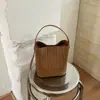 Bolsa de balde chique trançada retrô estilo coreano 2026 feminina, couro macio texturizado, design de nicho, bolsa de ombro e axila para o dia a dia