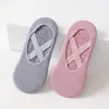 Calcetines de yoga más vendidos transfronterizos para mujer, calcetines para suelo de ejercicio Pilates en interiores, color liso, con correas protectoras, calcetines deportivos para fitness