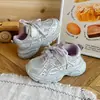 Nova Coleção Primavera/Outono 2026 Tênis Casuais de Corrida em Malha com Strass para Meninas Sola Macia Calçados Esportivos Versáteis na Moda Tênis Pai