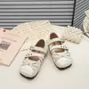 Sapatos Mary Jane Prata com Bico Quadrado e Salto Interno para Meninas 2026 Novos Sapatos de Balé Simples com Laço de Borboleta Sola Macia Estilosos Sapatos Pequenos de Couro