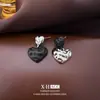 Brincos de Tarraxa Coração Estilo Ab com Laca Preta e Agulha de Prata para Mulheres, Luxo Leve, Simples, Modernos, Versáteis com um Toque Elegante e Sofisticado