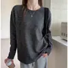 Camiseta listrada de manga comprida com ombros caídos e corte solto em lã sintética para outono e inverno, peça interna ou externa casual estilo coreano para mulheres