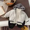 Conjunto Outono e Inverno para Meninos 2026 Novo Estilo Jaqueta Infantil Espessa com Forro de Fleece Roupas de Inverno Estilosas Conjunto Quente de Três Peças Tendência Dropshipping