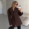 Blazer de Terno com Decote em V Cruzado e Cintura Marcada Coleção Outono/Inverno 2026 Estilo Gentil para o Trabalho Marrom Terno Feminino Toque de Luxo Roupa Feminina