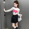 Conjunto de dos piezas para niña con camiseta básica con lazo y pantalones cargo. Nuevo otoño 2024. Atuendo moderno y genial. Ropa para niños.