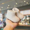 Botas infantis de algodão, forradas com fleece e espessadas, botas quentes de inverno 2026, botas de bebê estilo novo para uso externo, botas curtas para meninas