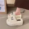 Nuevas pantuflas cálidas y gruesas para mujer, peludas, con bordado de letras, para uso en casa en otoño e invierno, pantuflas de algodón 2026 con forro de felpa
