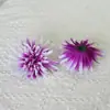 Novo Produto em Estoque Atacado 14cm Guirlanda de Flor Crisântemo Folha de Pinheiro Acessórios Florais Presilha Adorno de Cabeça Flor Crisântemo Artificial Semi-Acabado
