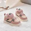 Tênis de bebê para outono e inverno, forrados com fleece para aquecimento, novos modelos para meninas, sapatos de algodão com sola macia para meninos, antiderrapantes e leves, sapatos de algodão de camada dupla