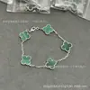 Pulsera de alta gama V Gold de trébol de cuatro hojas y cinco flores para mujer, chapada en oro rosa amarillo de 18 quilates, con diamantes cortados a láser rojos, azules y morados, que exuda un sentido de lujo