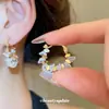 Pendientes Florales Geométricos con Tachuelas de Diamante Aguja Plateada, Pendientes Versátiles de Tendencia de Nicho Únicos y de Moda, Pendientes de Lujo Ligero de Gama Alta para Mujer