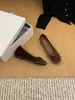 []Sapatos femininos de bico quadrado com aumento interno de altura, coleção outono 2026, mocassins estilo francês com camurça plissada e detalhe de laço