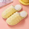 Zapatillas de algodón de invierno 2024 para el hogar al por mayor arrastre de suelo nuevo acolchadas cálidas para parejas interior y exterior sonido de traqueteo red social