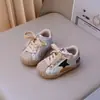 Zapatos para niños pequeños, retro, antideslizantes, para niños y niñas, con diseño de estrella, suela suave, puntera en forma de concha, zapatillas casuales, color beige