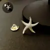 Broche de Floco de Neve Simples Atmosférico Estilo Japonês e Coreano 2025 Broche de Flor Zircônia Distintivo da Coreia do Sul Acessórios para Casaco Alfinete de Lapela Elegante
