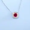 Colar Pingente Quadrado Geométrico de Rubi Zhou Hengfu Jewelry Europeu e Americano para Mulheres, Corrente de Clavícula Elegante e de Luxo Leve