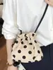 Bolsa de lunares Shuai Mi Home para mujer 2026 Nueva moda de verano Bolso de hombro o axila moderno Bolso cubo cruzado exquisito