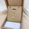 [Acero de titanio] Collar de diamantes de imitación con temperamento de lujo para niña saltando, cadena de clavícula para mujer, cadena de acero de titanio.