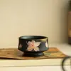 Xícara de chá de cerâmica preta pintada à mão com design simples em tinta, apresentando um motivo de lírio, xícara de cerâmica com borda dourada, copo para beber, conjunto de chá e xícara de chá Kung Fu para casa