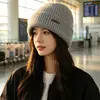 Nuevo gorro de punto suave y acogedor para otoño e invierno para hombres y mujeres, adecuado para cabezas grandes, hace que la cara parezca más pequeña, gorro engrosado para clima frío, gorro cálido de lana para exteriores, moderno
