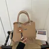 Bolso de mano de gran capacidad para mujer, nuevo modelo de otoño 2026, bolso tipo cubo de alta gama vintage versátil para el hombro y cruzado para el día a día