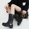 Botas de Chuva Estilo Japonês de Cano Médio para Mulheres, Botas de Chuva Fashion para Exterior, Antiderrapantes, Impermeáveis, Resistentes ao Desgaste, Sapatos de Borracha Integrados, Sapatos de Água Macios para Cozinha