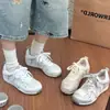 Suela Gruesa Malla Transpirable Zapatos de Entrenamiento Alemanes para Mujer 2026 Verano Nuevos Elegantes Versátiles Zapatos de Papá Casual Zapatos Blancos Forrest Gump