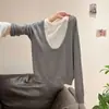 Blusa de tricô com blocos de cor listrados em cinza e branco, estilo duas peças, manga longa, para mulheres, outono/inverno 2026, caimento solto, afina a silhueta, estilo casual