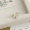Anel de Flor com Gotejamento de Óleo Amarelo Transparente e Branco Estilo Floresta com Design de Nicho, Apresentando um Anel Aberto de Zircônia Fresco e Doce