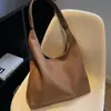 Bolsa feminina de grande capacidade, novo estilo de verão 2026, de alta qualidade, nicho, adequada para aula e deslocamento, bolsa tote versátil de ombro