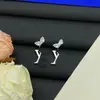 Pendientes de Botón con Letra de Estilo Europeo y Americano Transfronterizos Nueva Versión de Alta Gama con Logo, Pendientes de Aguja de Plata para Mujer con Rombo y Trébol de Cuatro Hojas Venta al por Mayor