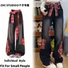 Calça jeans patchwork xadrez com laço estilo retrô americano para homens, apresentando um elegante design de perna reta, cintura alta, solta e larga, adequada para primavera e outono