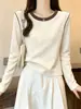 Estilo nuevo 2026, algodón puro, cuello redondo, camiseta de manga larga color block para mujer, moderna y juvenil, perfecta como capa base para otoño