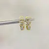 Nuevos Pendientes de Botón Dorados Pequeños en Forma de V Estilo Chanel de Alta Versión con Pendientes Clásicos Versátiles de Diamante Completo Número 5 para Mujer