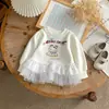 [Em Estoque] QY262859 Moletom Infantil 2026 Outono Nova Chegada Vestido Moletom de Rede Cartoon para Meninas Top