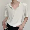 Nova camiseta de verão masculina com listras caneladas, design de gola com fivela metálica e um top fluido e respirável