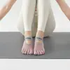Fabricante atacadista transfronteiriço de meias de yoga antiderrapantes para primavera e verão, absorventes de suor, sem calcanhar, estilo trendy ins, com tiras esportivas para Pilates, cinco dedos