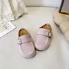 Mocassins de Veludo Estilo Coreano para Meninas com Design de Bico Fechado, Adequados para Uso Externo, Novidade Primavera 2026, Sapatos Slip-On Preguiçosos Birkenstock-Style com Solado Macio