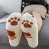 Calcetines de media pantorrilla a rayas con diseño de pata de felino grande que no sueltan pelusa para mujer, Calcetines cálidos de piso para el hogar de Otoño e Invierno, Calcetines de dormir de forro polar de coral al por mayor