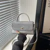 Coleção nova de 2026: uma bolsa pequena quadrada elegante e versátil com um design sofisticado e discreto, perfeita para mulheres que trabalham, adequada para o trajeto diário e pode ser carregada como bolsa de ombro ou bolsa transversal