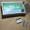 Grapadora mini pequeña para grapado transfronterizo, suministros para estudiantes, juego de grapadora de ahorro de mano 2004 suministro en stock