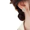 Pendientes de Flor Dorada en Espiral de Circonita Aguja Plateada Pendientes Pequeños Simples de Lujo Ligero Pendientes Versátiles para el Trabajo para Mujer con un Toque de Alta Gama