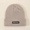 Gorro de Tela Tejida Gruesa con Etiqueta para Hombres y Mujeres Otoño e Invierno 2025 Nuevo Gorro de Lana Tejida Gorro Cálido de Invierno con Protección para los Oídos Gorro para el Frío