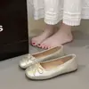 Mocasines planos de mujer plateados retro, de punta cuadrada poco profunda, versátiles para el verano, nuevo modelo 2025 con lazo, estilo delicado