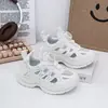 Tênis Branco Infantil Branco Puro Reunião Esportiva Sapatos para Meninos e Meninas 2026 Verão Novo Malha Respirável Leve Botão Tênis Esportivo Moderno
